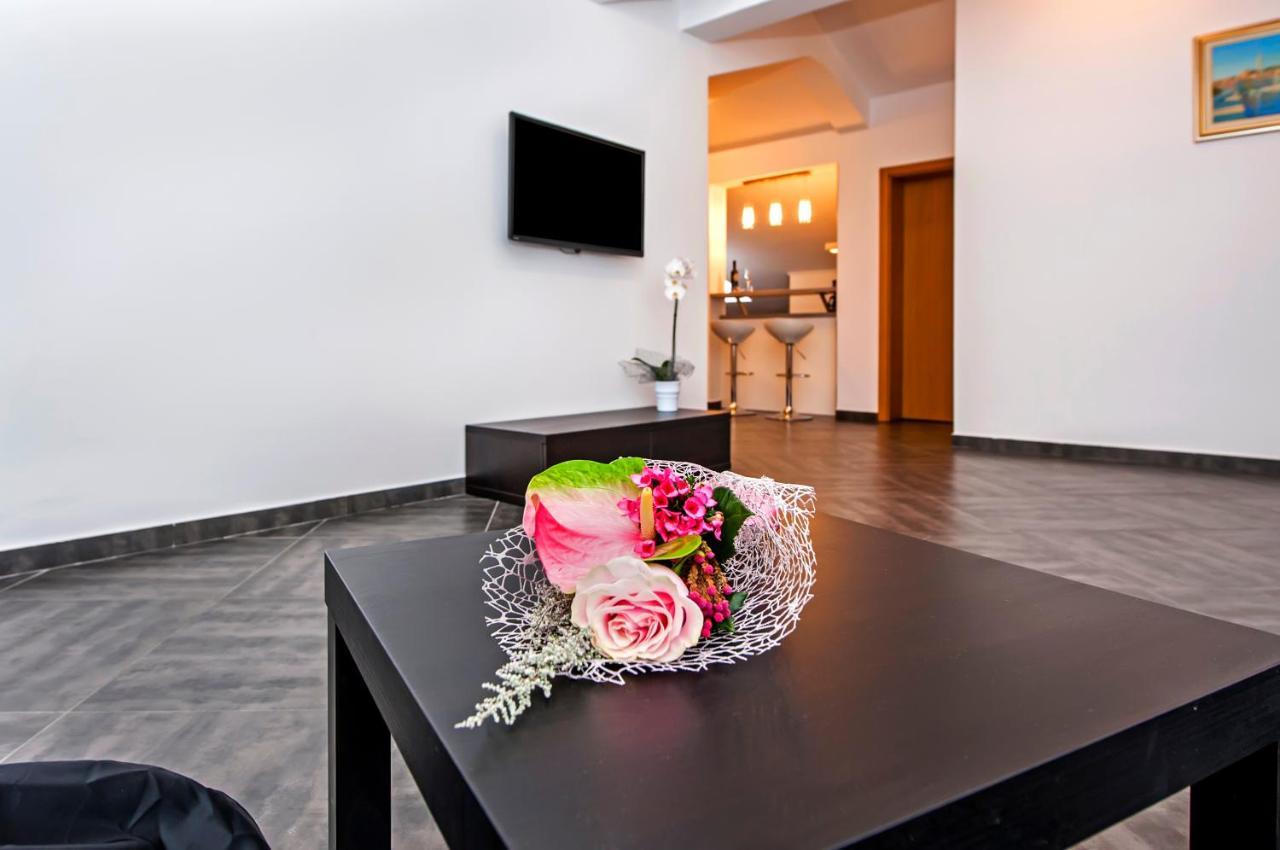 Apartments Centener โรวีน ภายนอก รูปภาพ