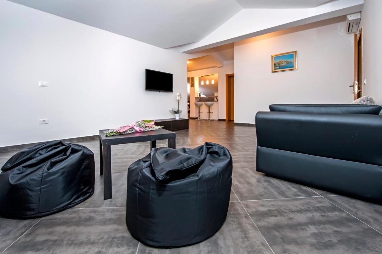 Apartments Centener โรวีน ภายนอก รูปภาพ